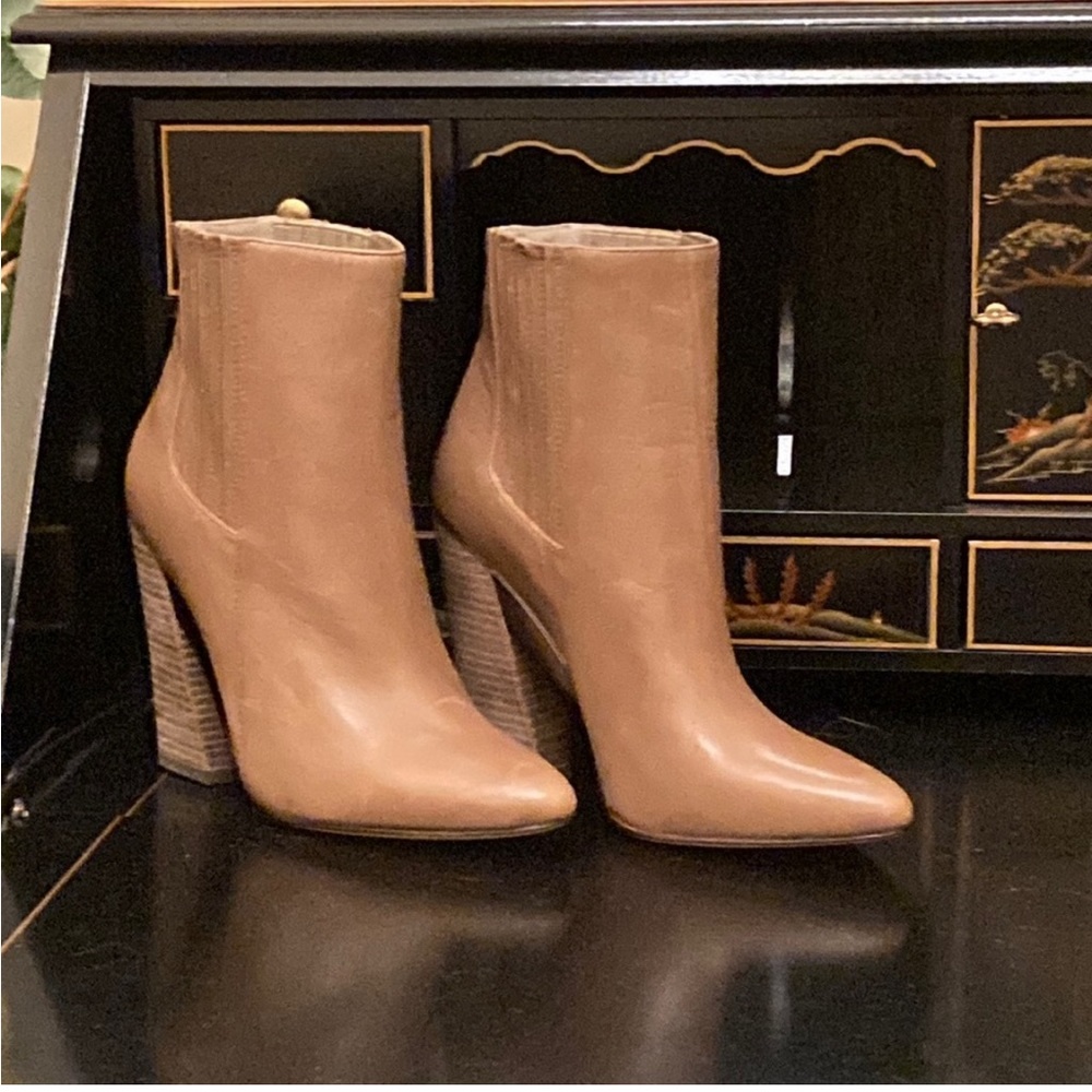 NWT BCBG MaxAzria Metild Size 6M Leather Boot in “Mushroom” Color MSRP $350